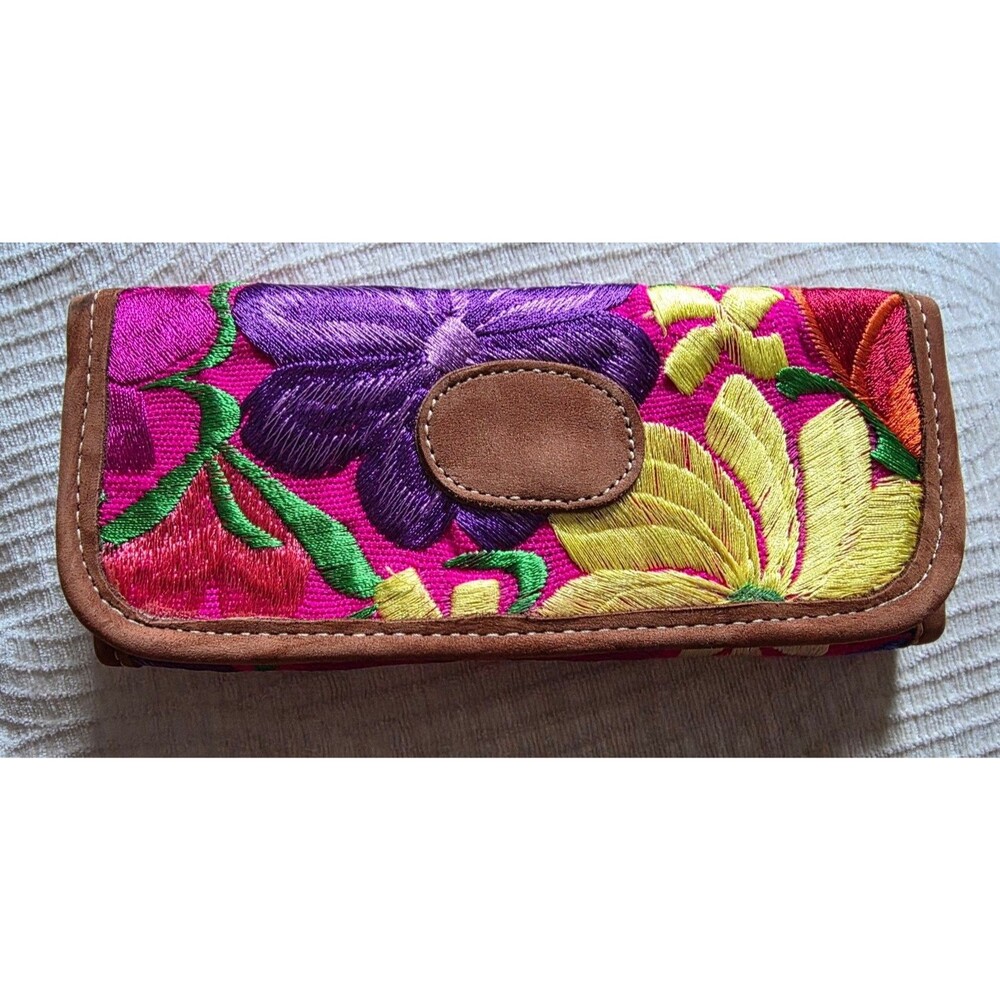 Vintage-Style Floral Embroidered Wallet with Suede Trim and Mexican style